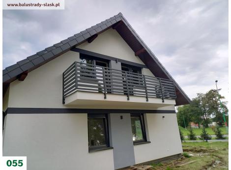 Balkonowa balustrada malowana na czarno
