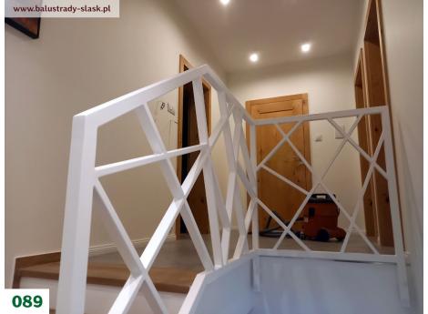 białe balustrady wewnętrzne ażurowe