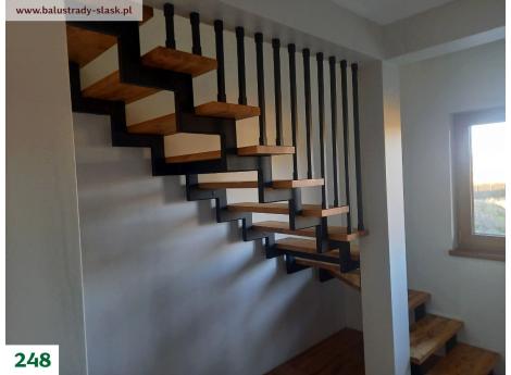 schody ażurowe na konstrukcji metalowej